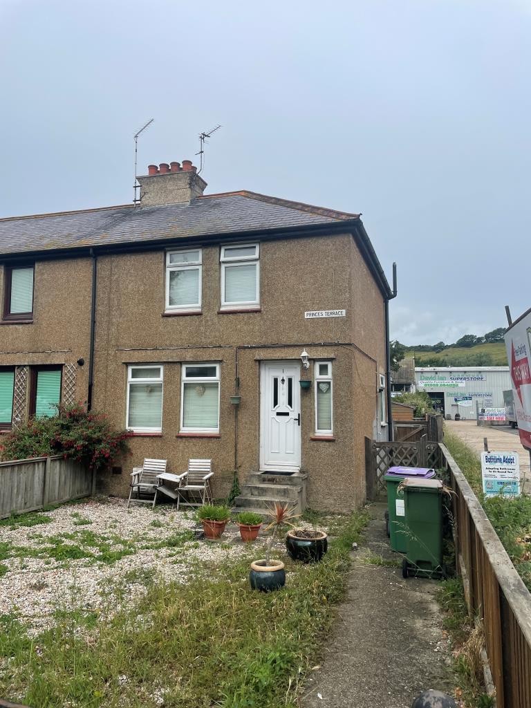 Lot: 60 - END-TERRACE HOUSE FOR IMPROVEMENT -